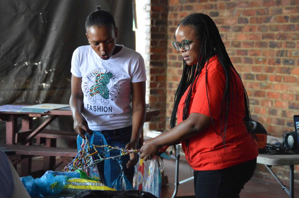 SUNCASA | Women from Alexandra making litter traps during the training sessions. (Photo: Alexandra Water Warriors)