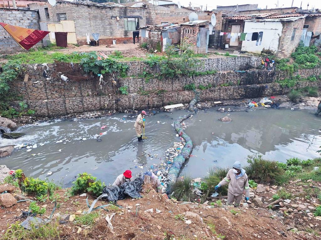 SUNCASA | Litter trap installed in Jukskei River, Alexandra Township, Johannesburg. (Photo: Hannelie Coetzee)